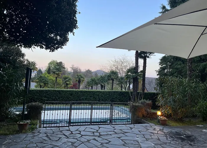 Santa Chiara - Vista Con Piscina 莱萨